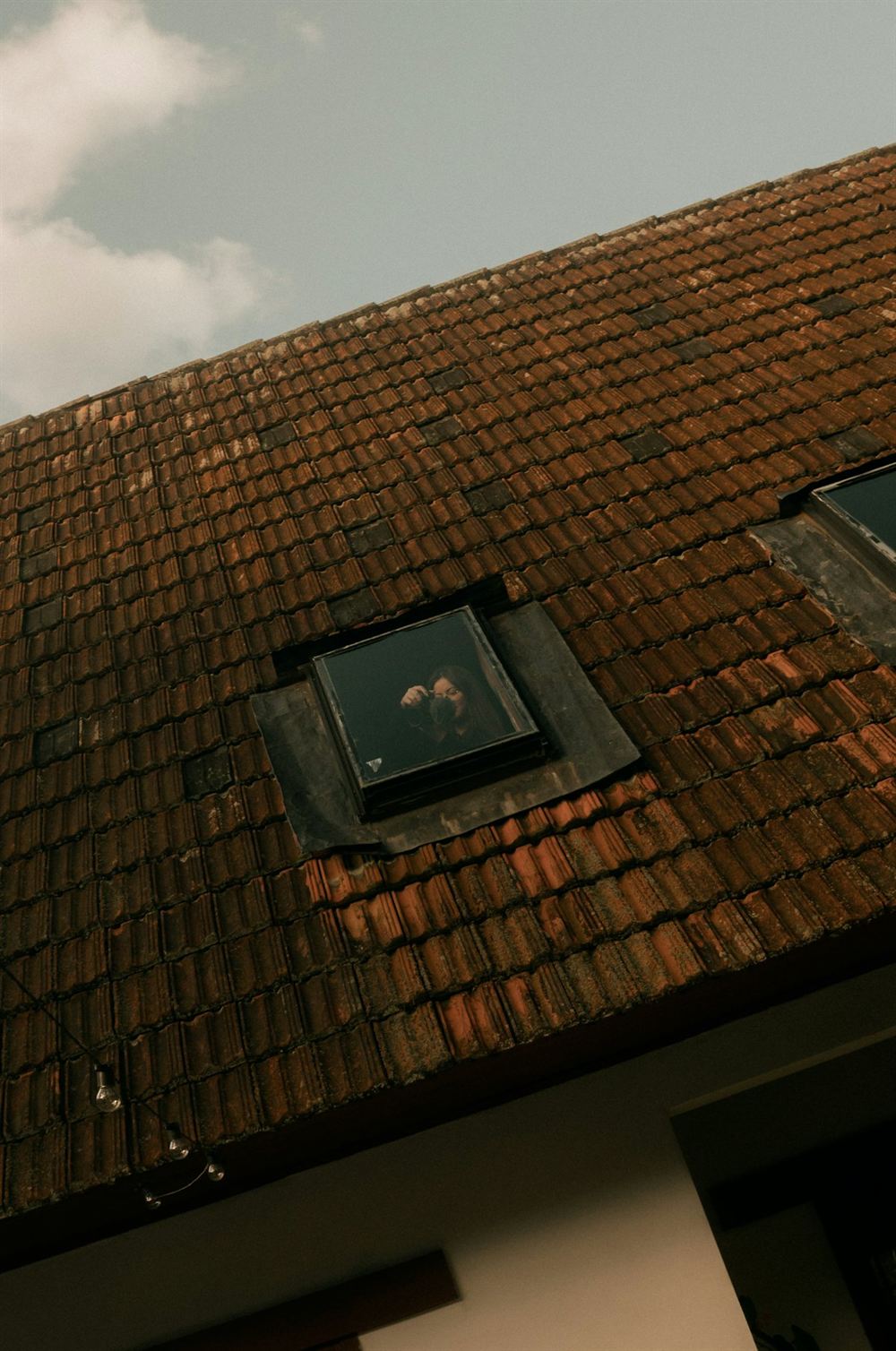 Strešné okno v škridlovej streche